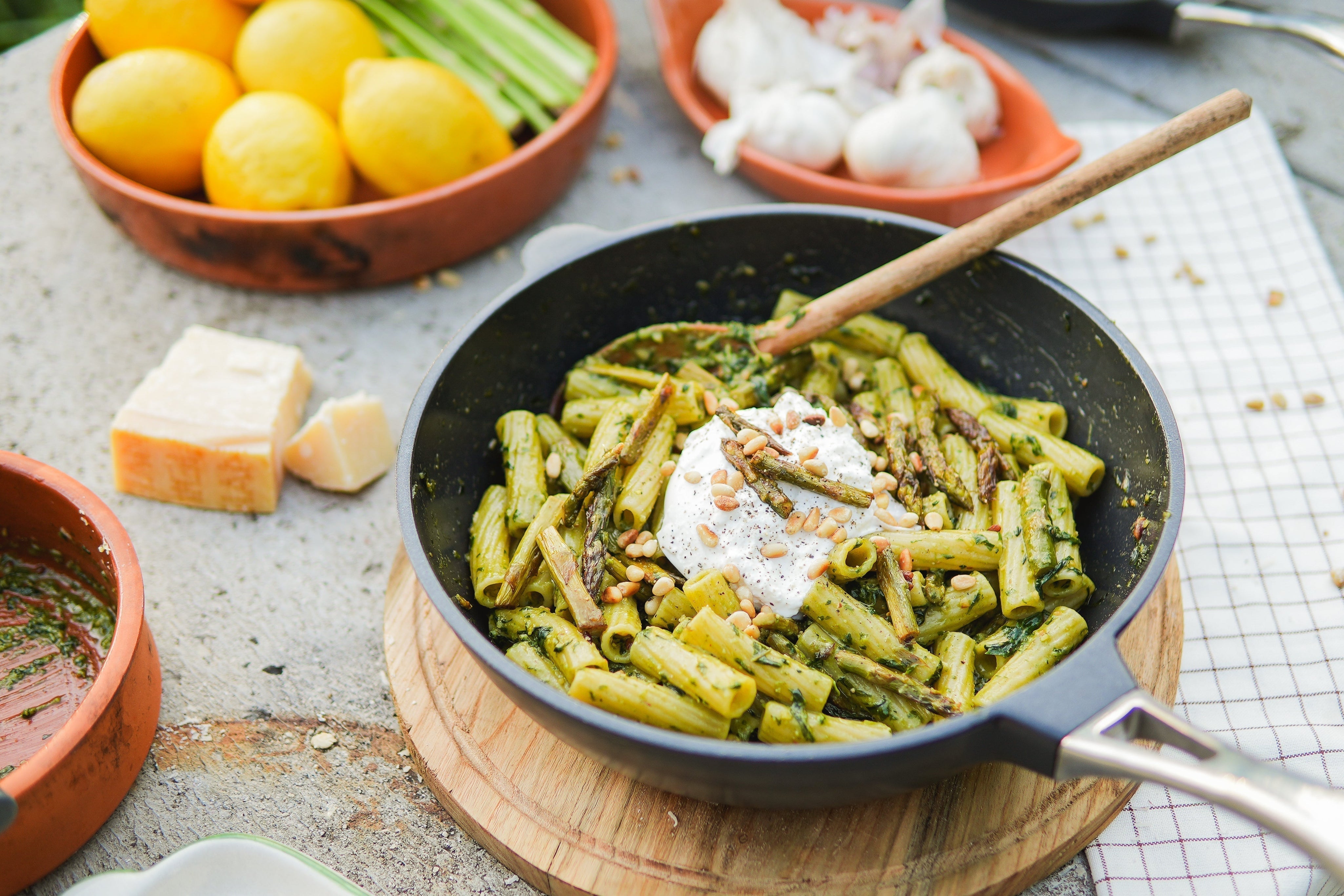 Pestopasta med burrata & citronstekt sparris