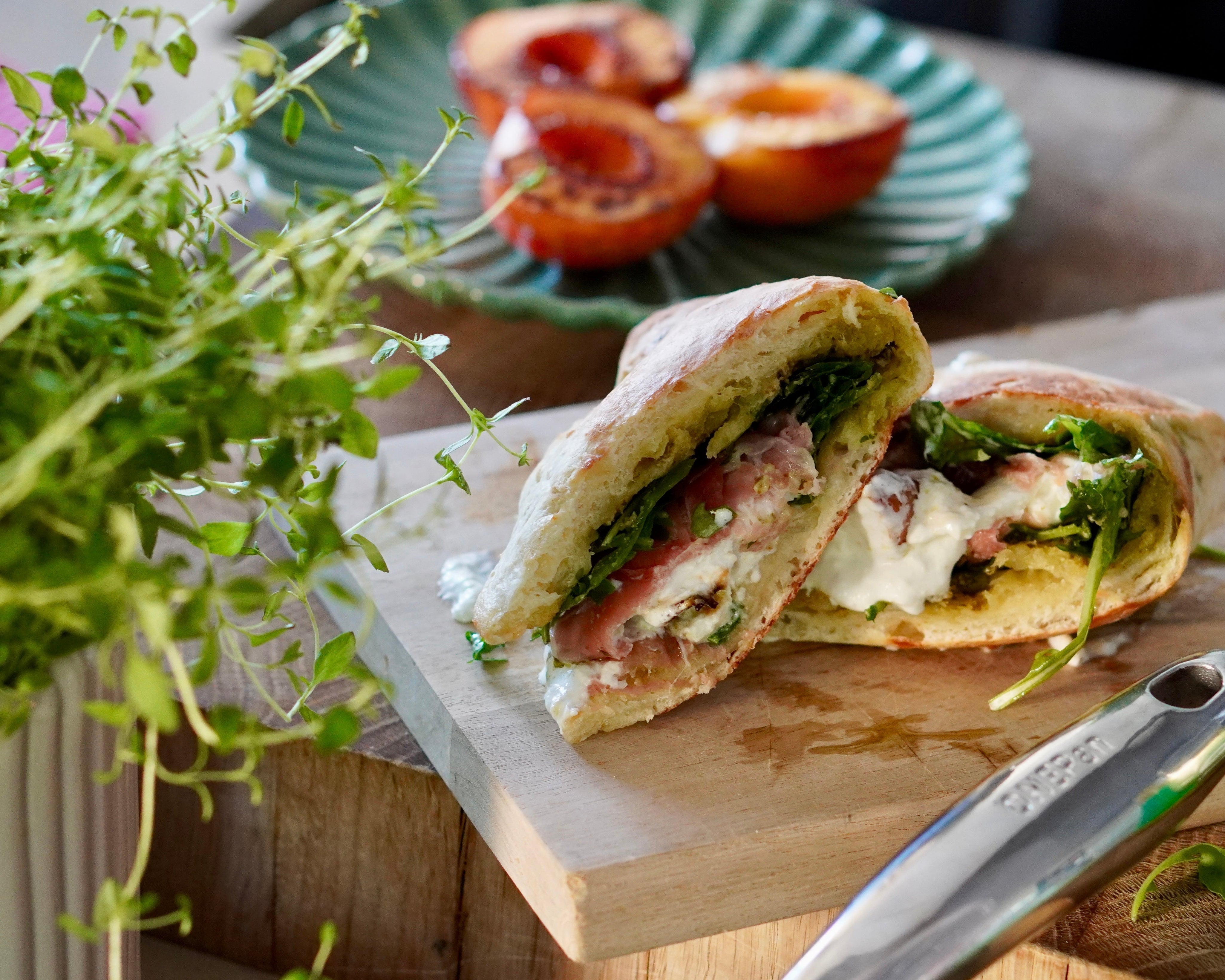 Burrata & karamelliserad peach sandwich