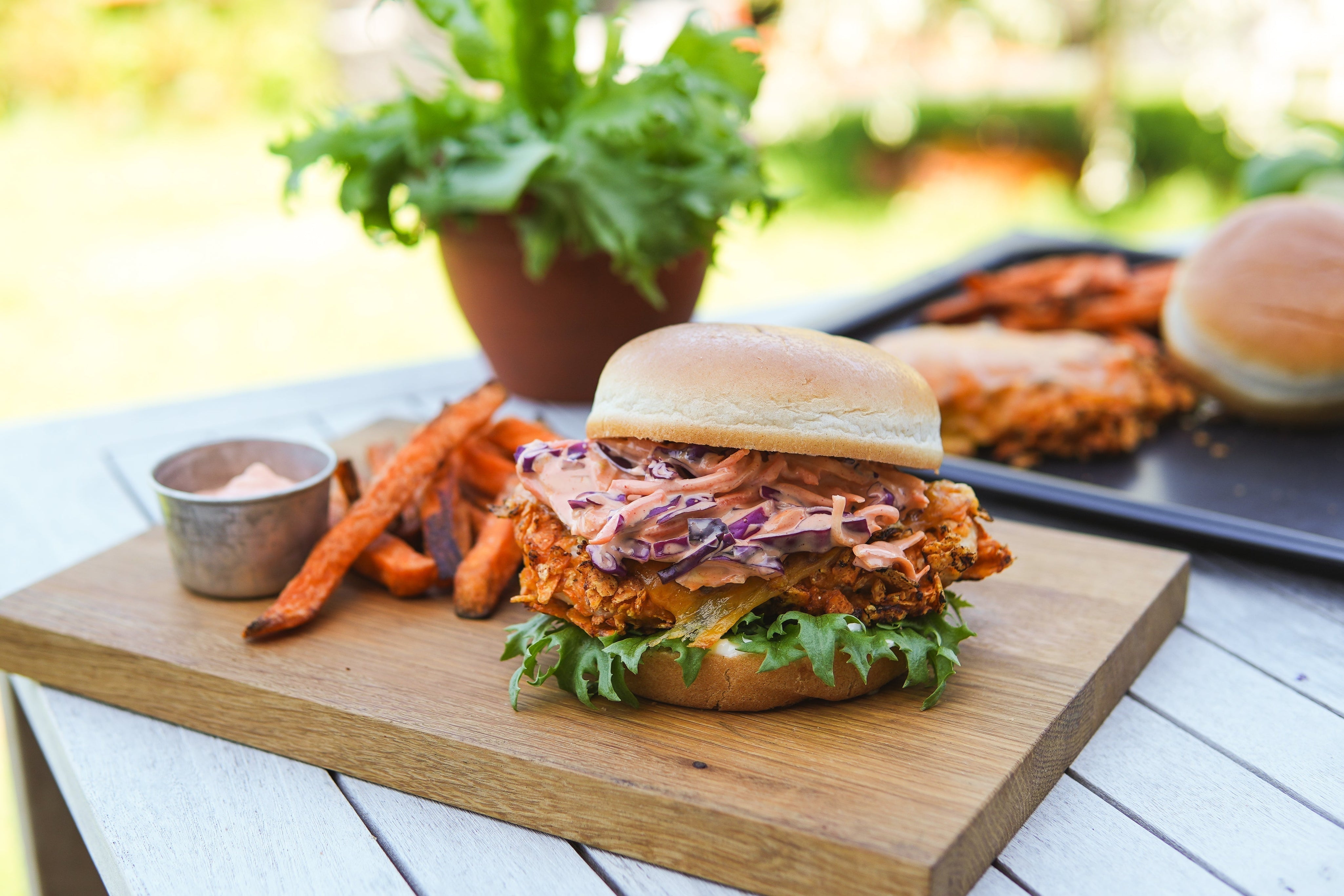 Crispy Chicken Burger med Asiatisk Coleslaw | Enkel & krispig vardagslyx