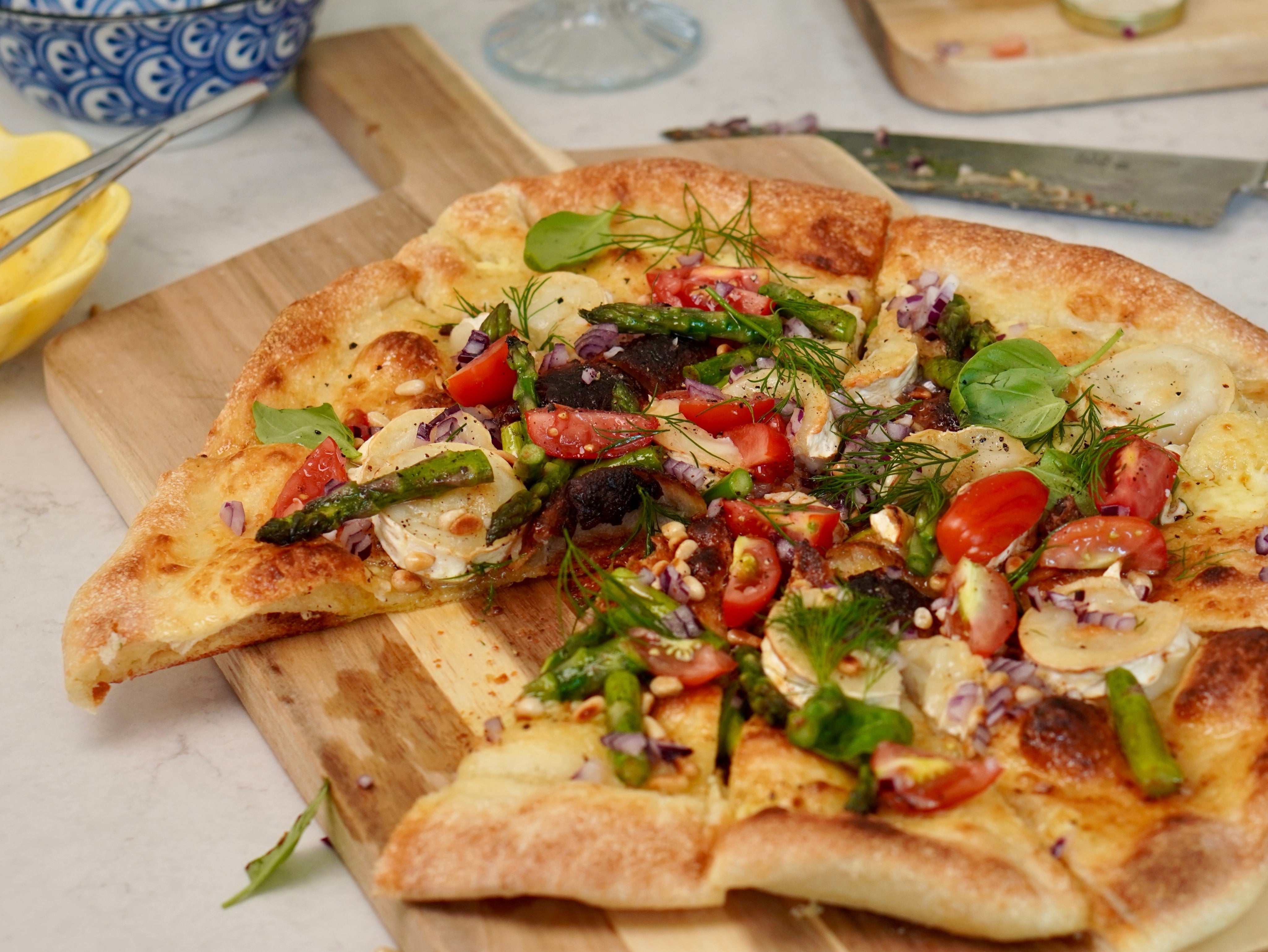 Krispig sommarpizza med getost, sparris och honung