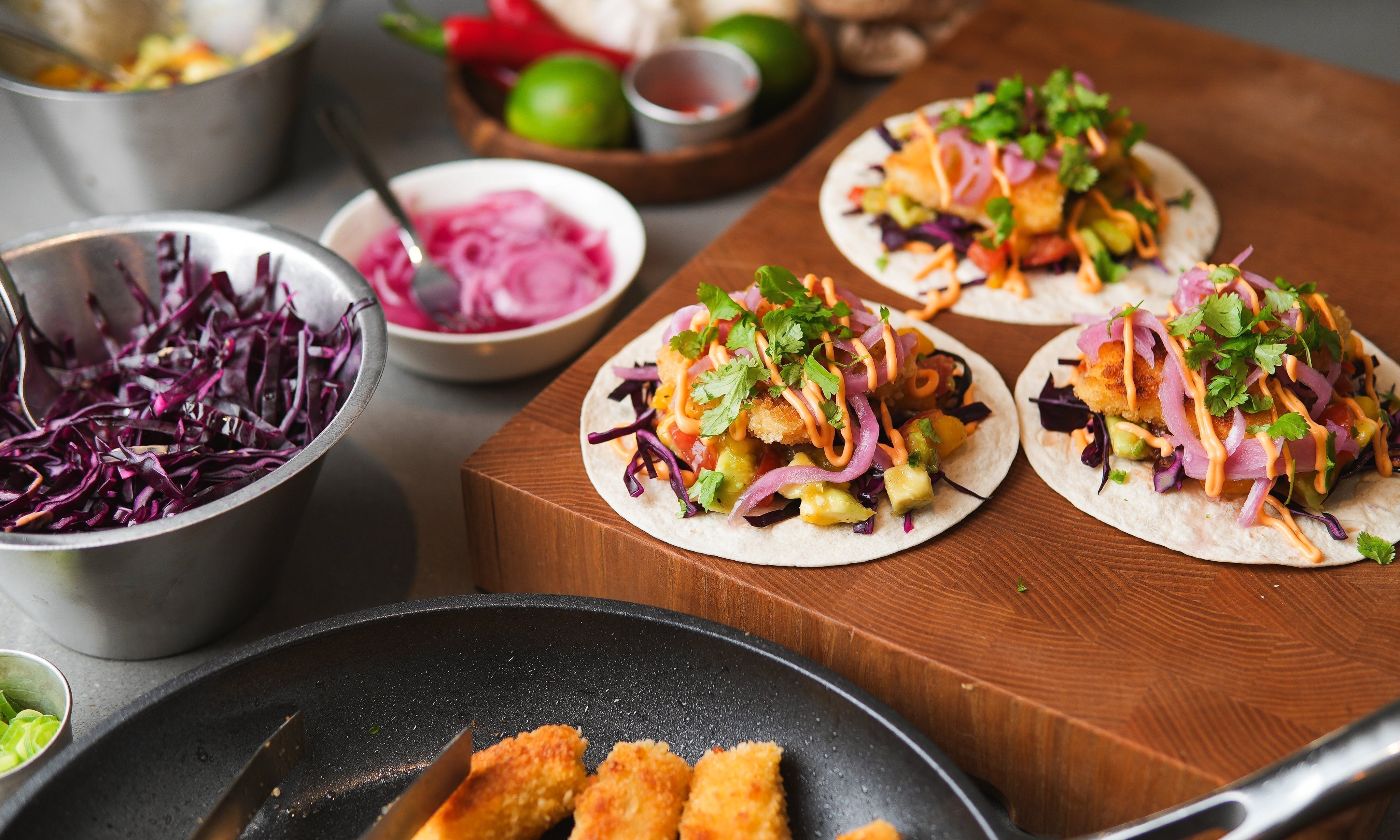 Crispy Fish Tacos med mangosalsa & rödkål – bästa tacoreceptet till helgen