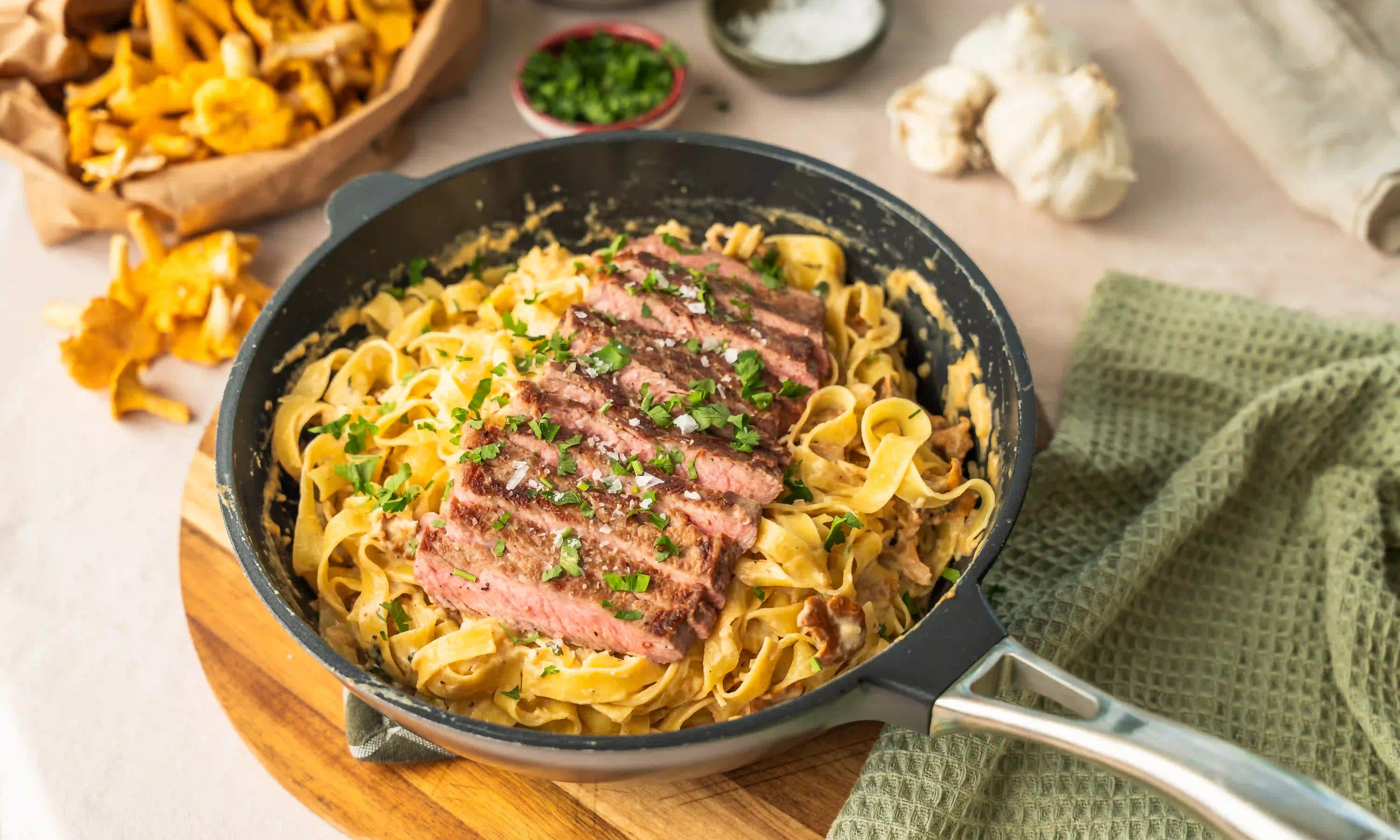 Krämig kantarellpasta i traktörpanna