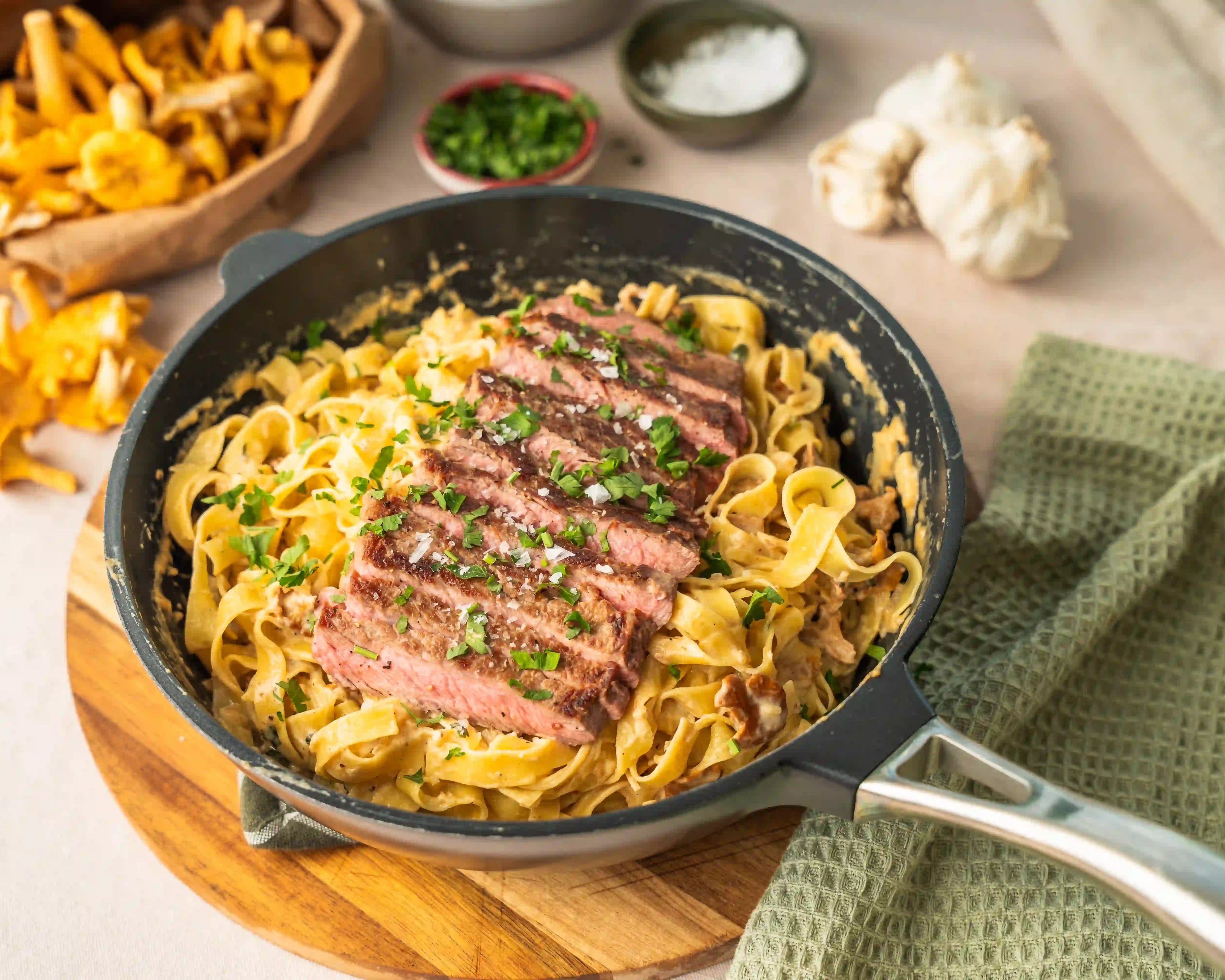 Krämig kantarellpasta i traktörpanna