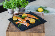 Rektangulär grillplåt med räfflade ränder, med grillad fisk och citron