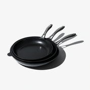 Set med keramiska non-stick stekpannor i mörkgrått, tre storlekar, med handtag