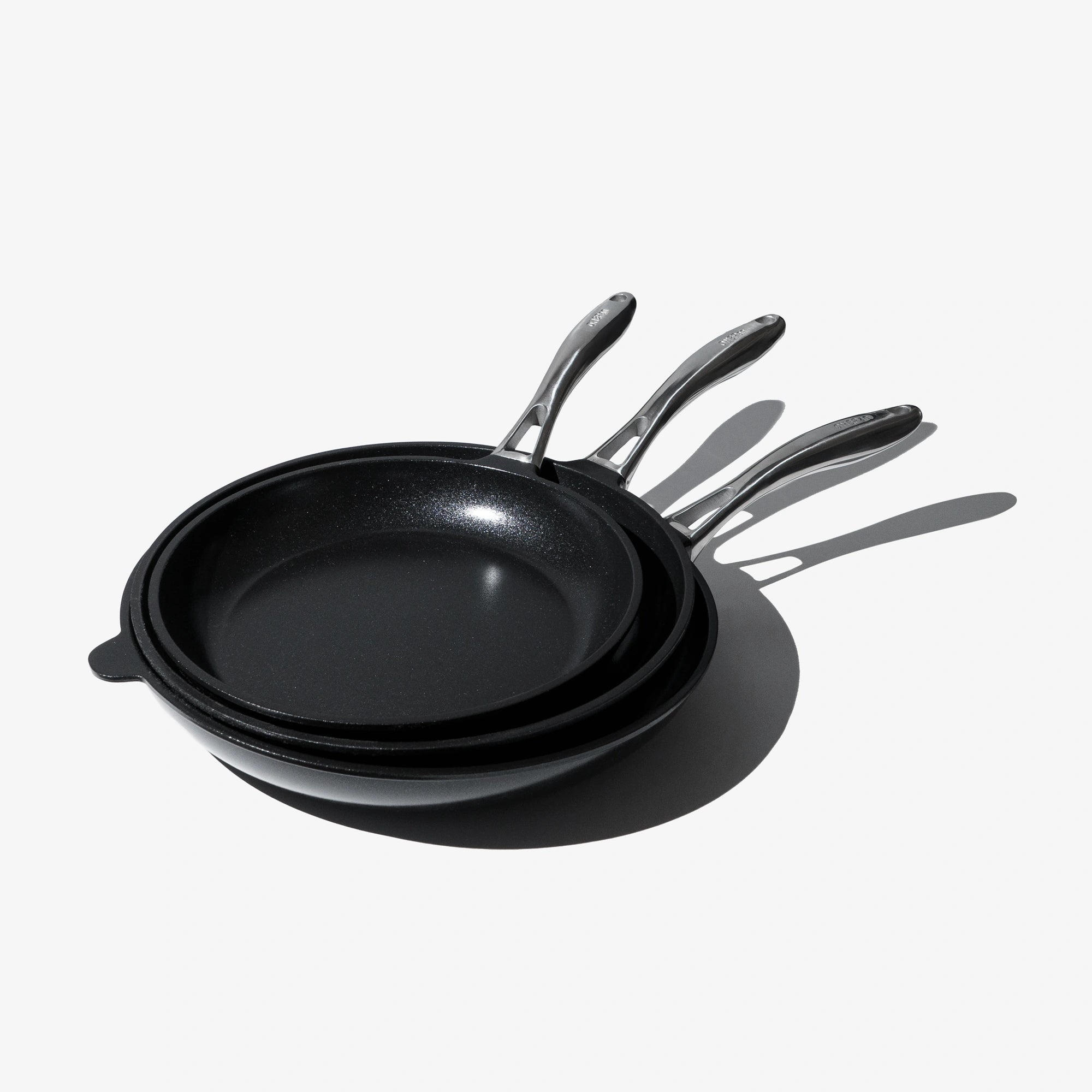 Set med keramiska non-stick stekpannor i mörkgrått, tre storlekar, med handtag