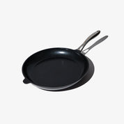 Svart stekpanna med non-stick yta och handtag