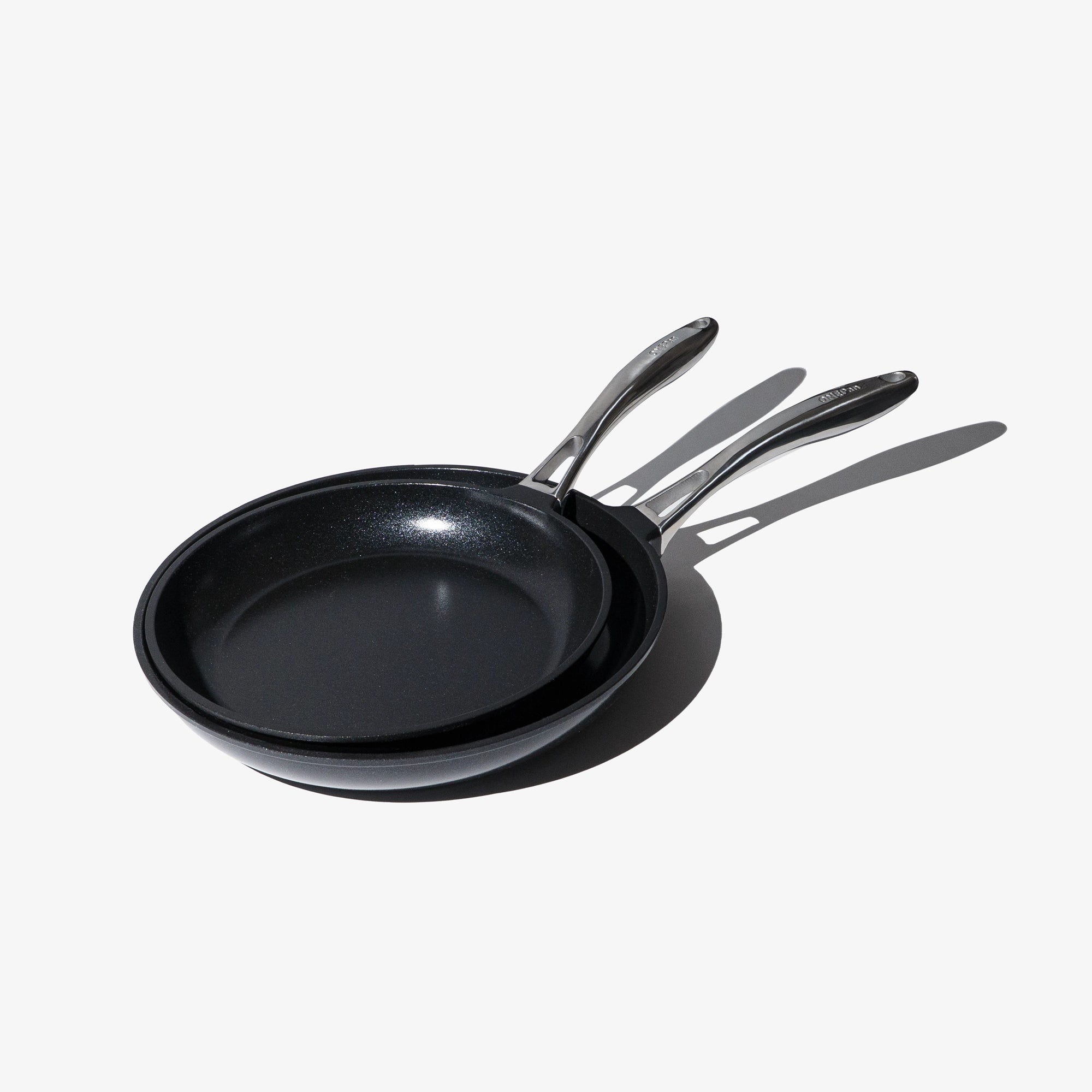 Stekpannor i svart, keramisk non-stick, två pannor med handtag
