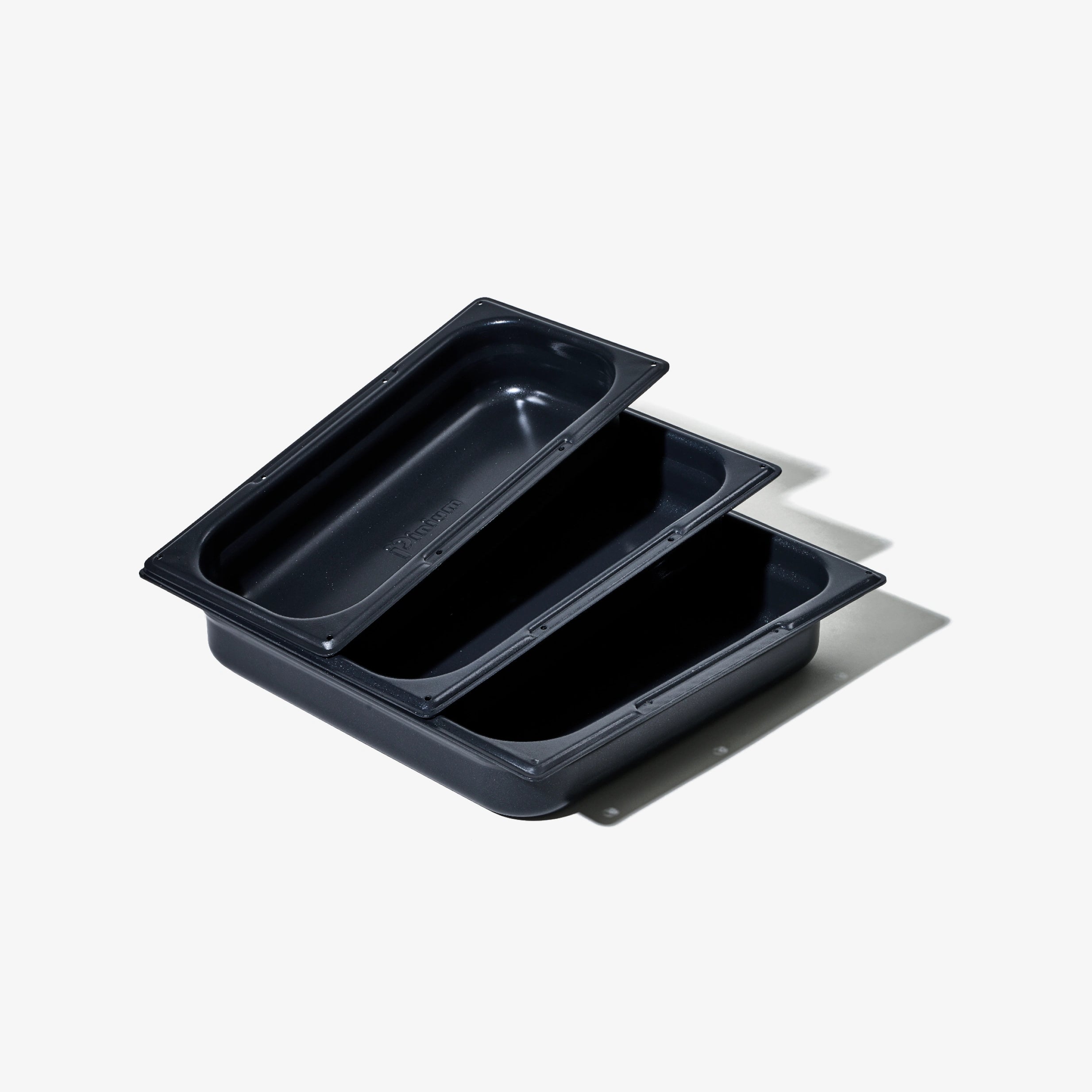 Set med tre rektangulära ugnsformar med non-stick-beläggning, mörka.