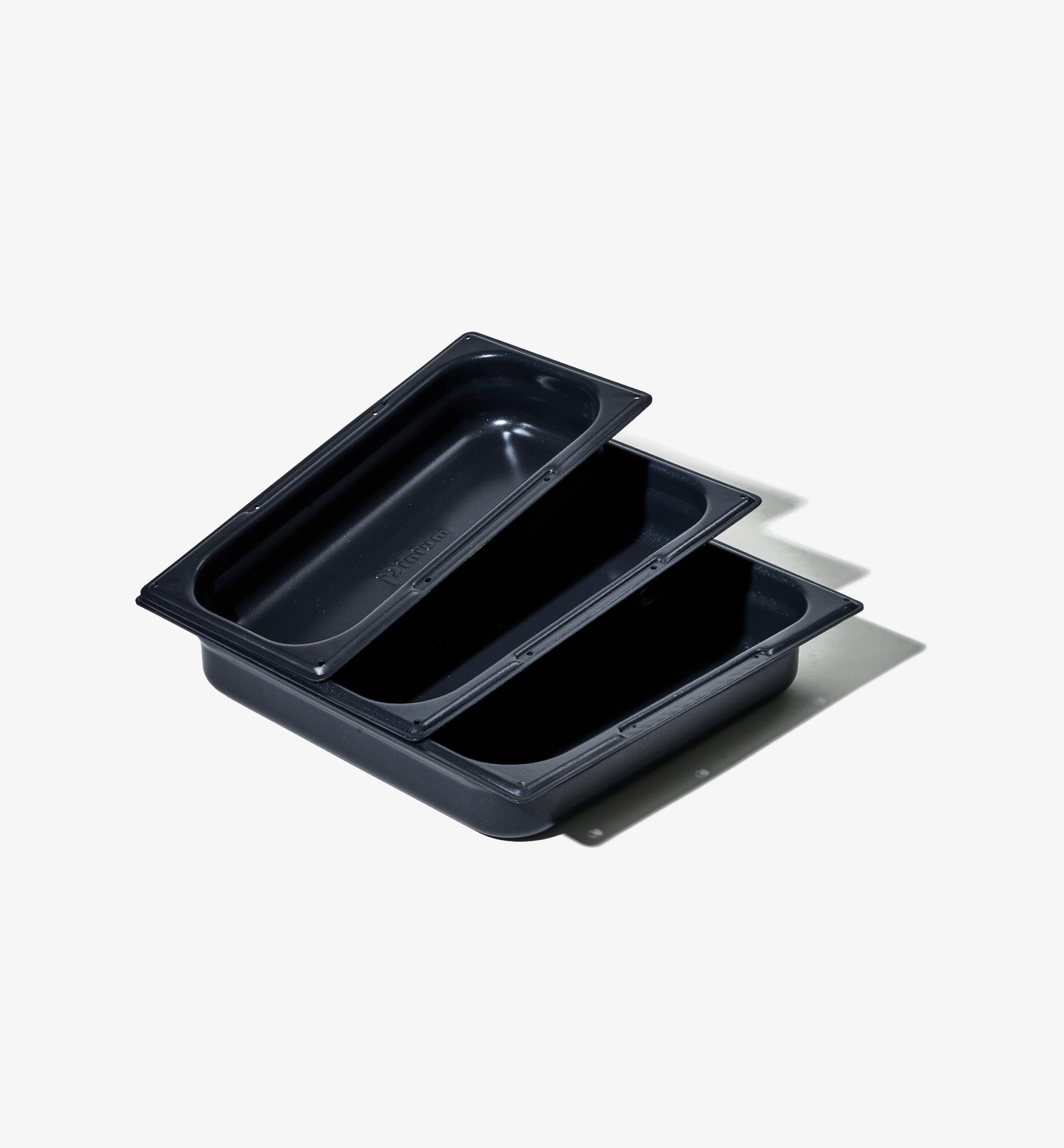 Set med tre rektangulära ugnsformar med non-stick-beläggning, mörka.