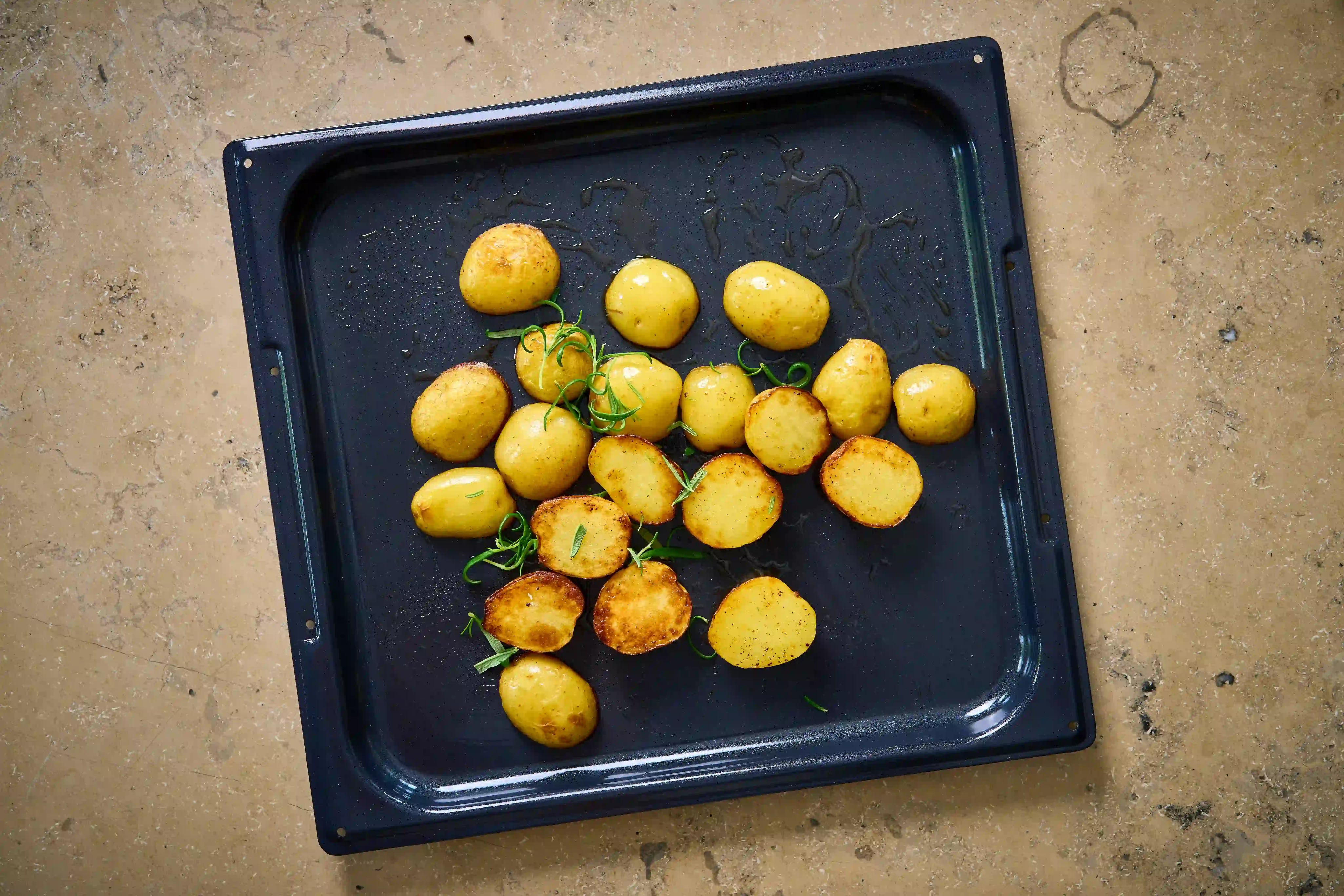 Pizzaplåt i non-stick med ugnsrostad potatis och örter.