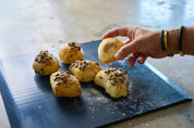 Non-stick grillplåt med räfflade ränder, med bakade bullar på ytan