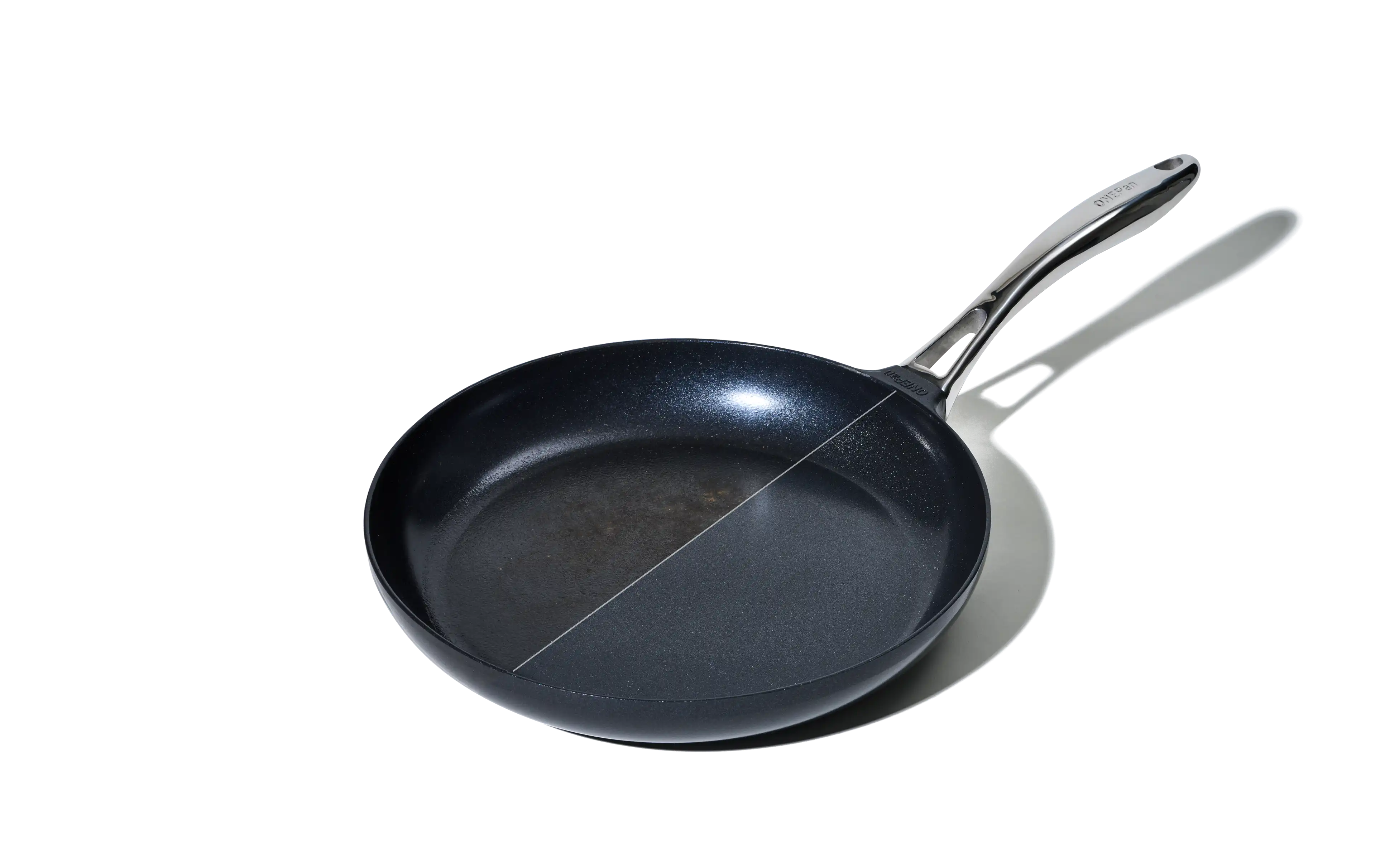 Förnyelsebeläggning för OnePan 28 cm: mörk stekpanna med metallhandtag och kant