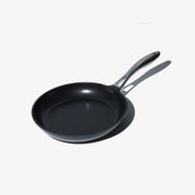 Svart stekpanna med non-stick-yta och långt handtag