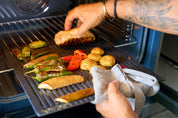Grillplåt med räfflade ränder, i ugn där man lägger mat