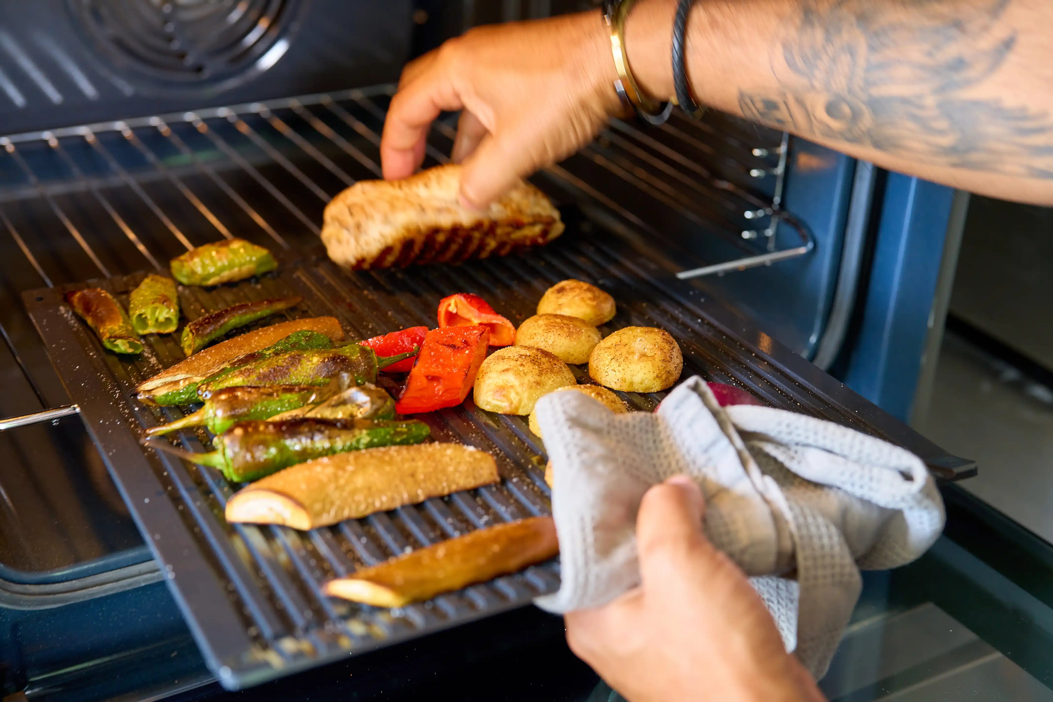 Grillplåt med räfflade ränder, i ugn där man lägger mat