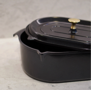Svart gryta med lock från sidan, mässingsfärgad knopp och handtag, OnePot