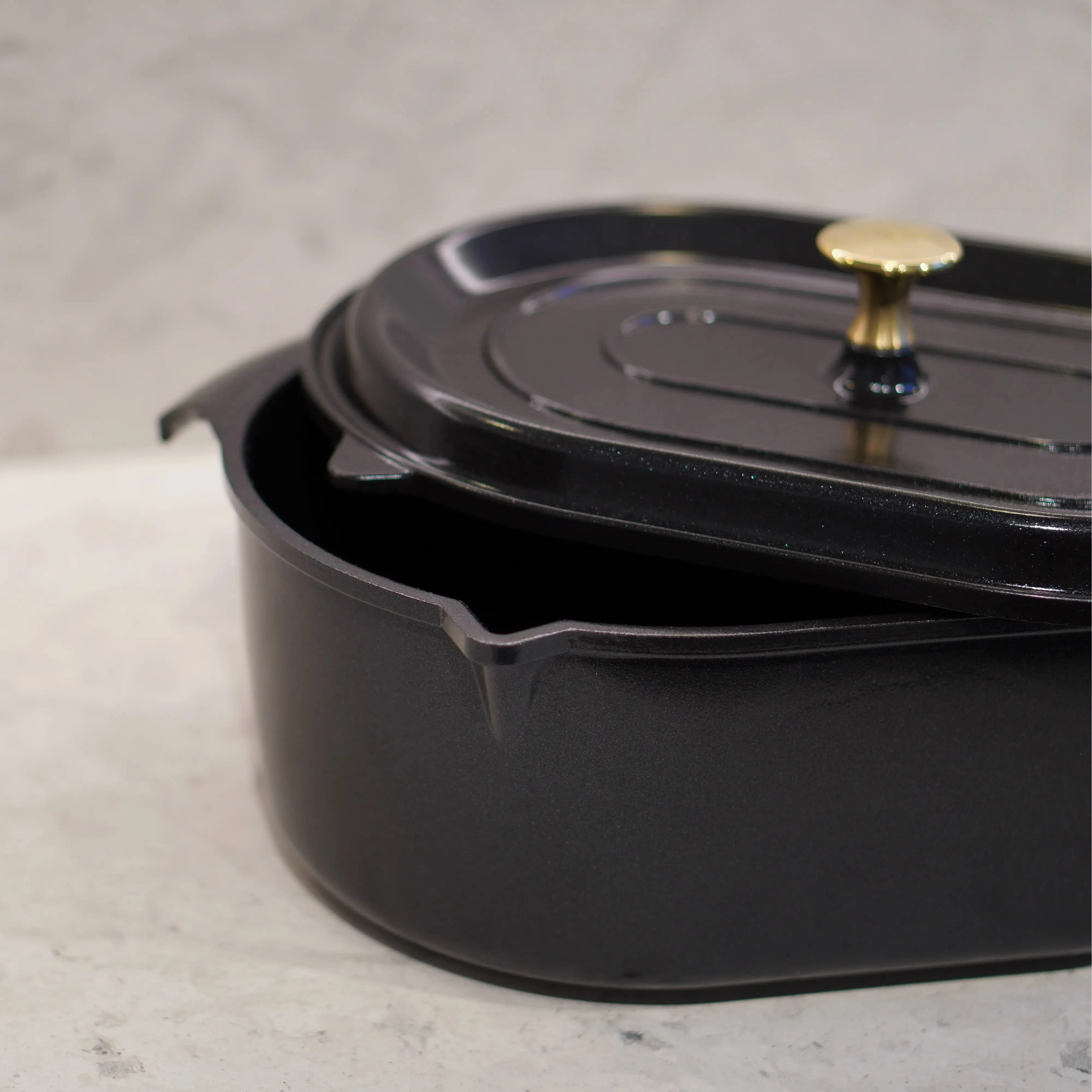 Svart gryta med lock från sidan, mässingsfärgad knopp och handtag, OnePot