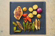 Grillplåt med räfflade ränder med grillade grönsaker och potatis