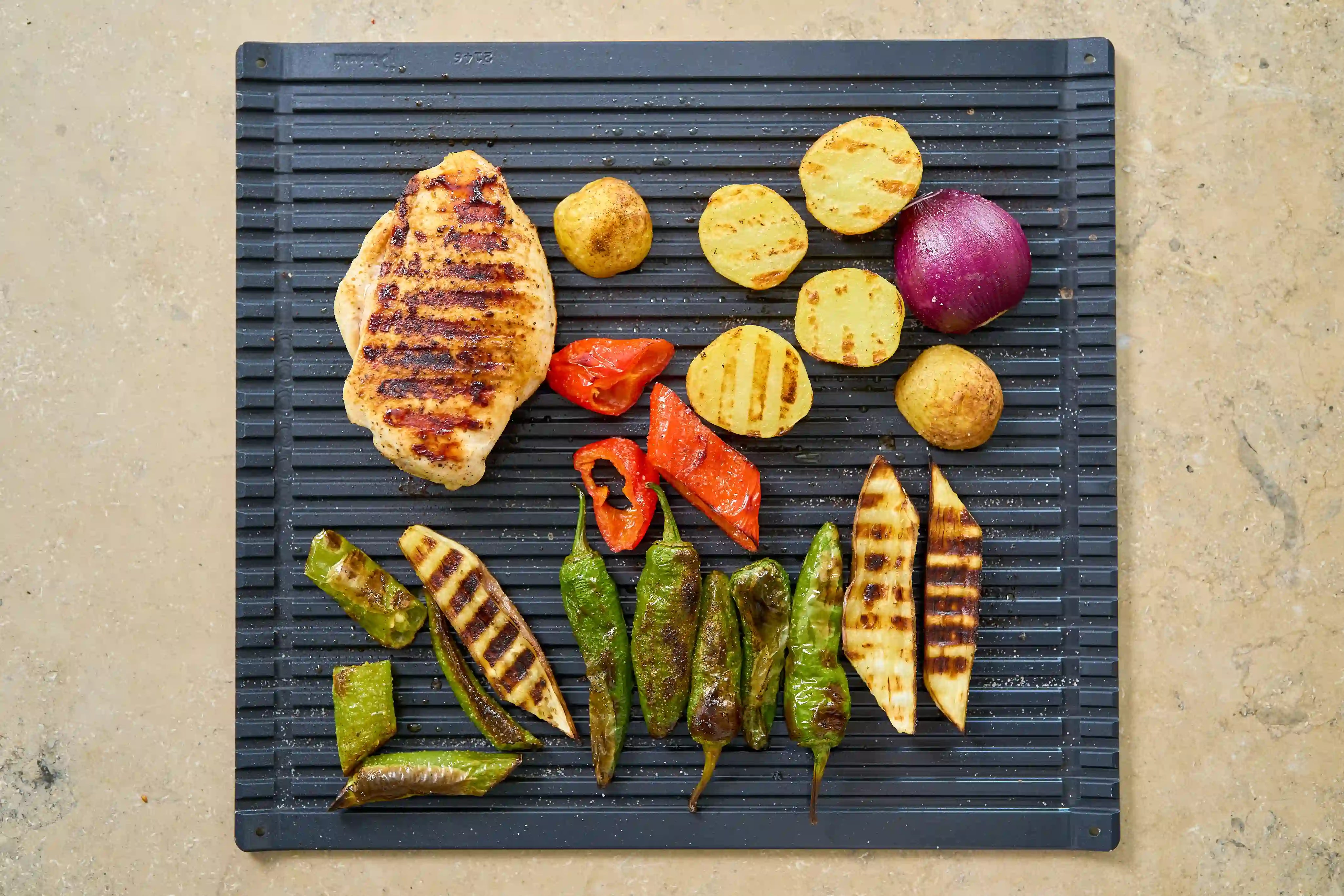 Grillplåt med räfflade ränder med grillade grönsaker och potatis
