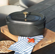Svart gryta med lock och mässingsfärgad knopp, på träbricka, non-stick OnePot
