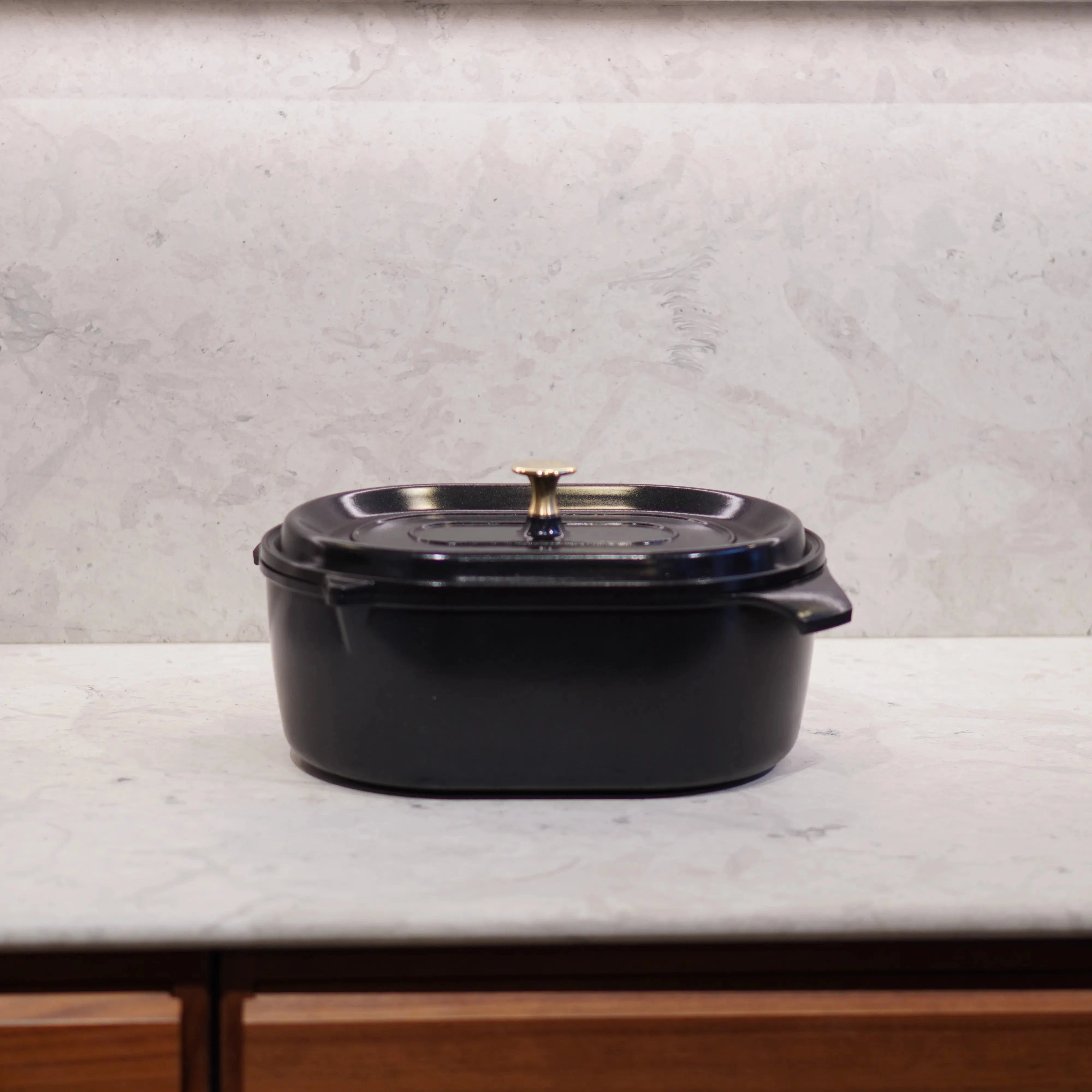 Svart gryta med genomskinligt svarttonat lock och mässingsfärgad knopp, OnePot