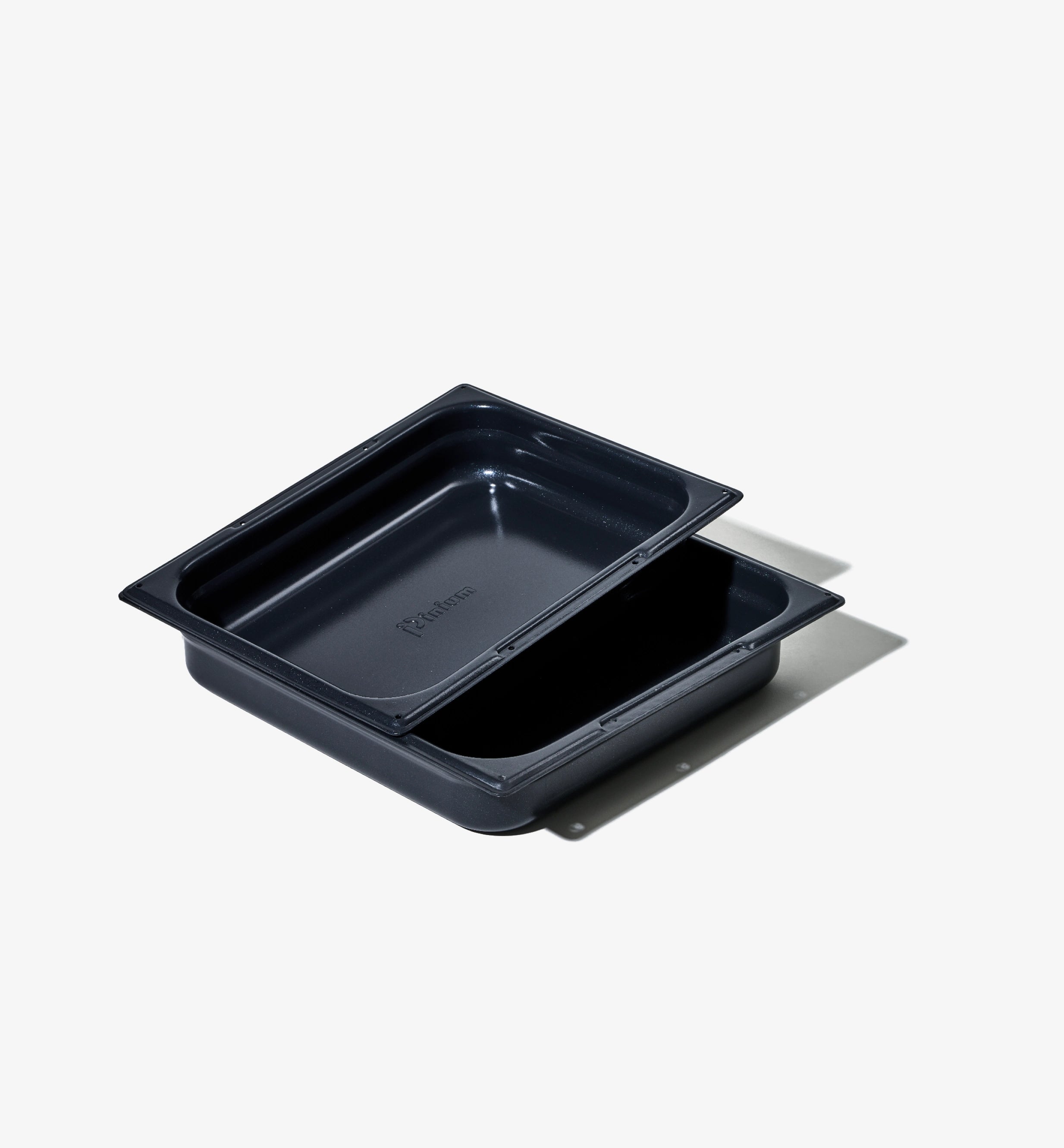 Ugnsform i mörkblått med non-stick, sedd från sidan med avlång kant.