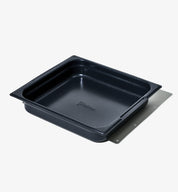 Ugnsform i mörkblått med non-stick, tom och vinklad framifrån.