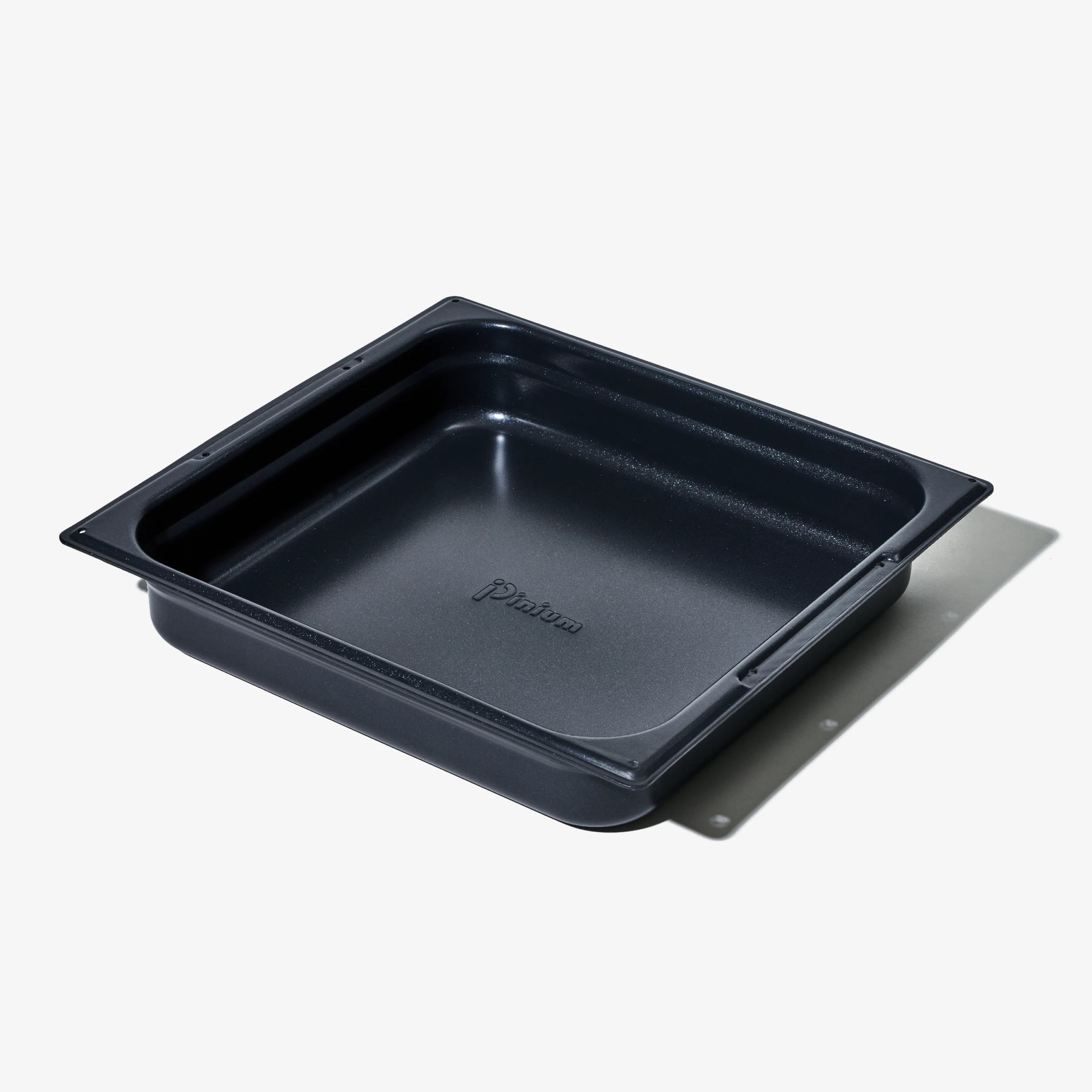 Ugnsform i mörkblått med non-stick, tom och vinklad framifrån.