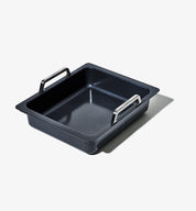 Ugnsform i svart med två metallhandtag och rektangulär non-stick yta