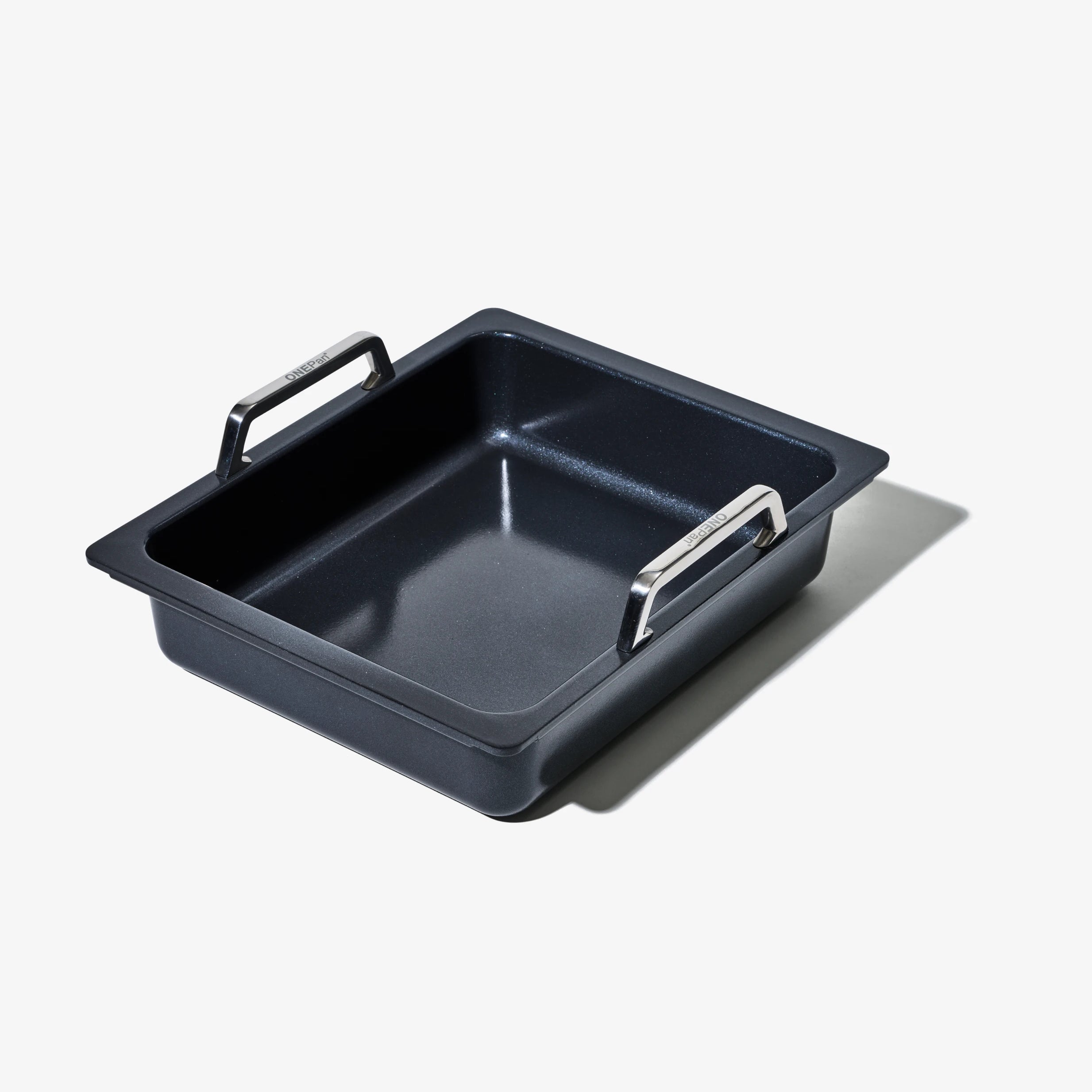 Ugnsform i svart med två metallhandtag och rektangulär non-stick yta