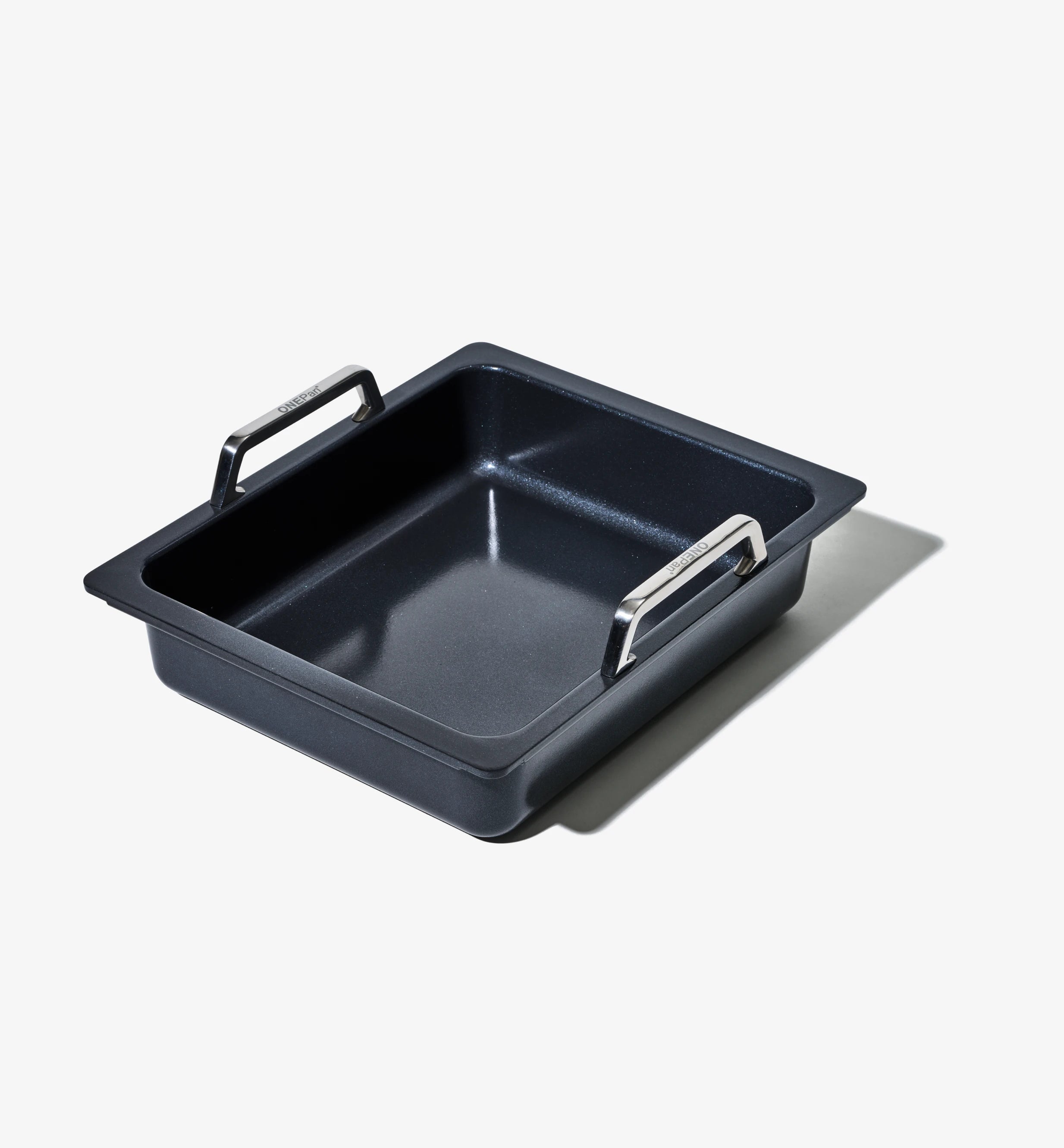 Ugnsform i svart med två metallhandtag och rektangulär non-stick yta