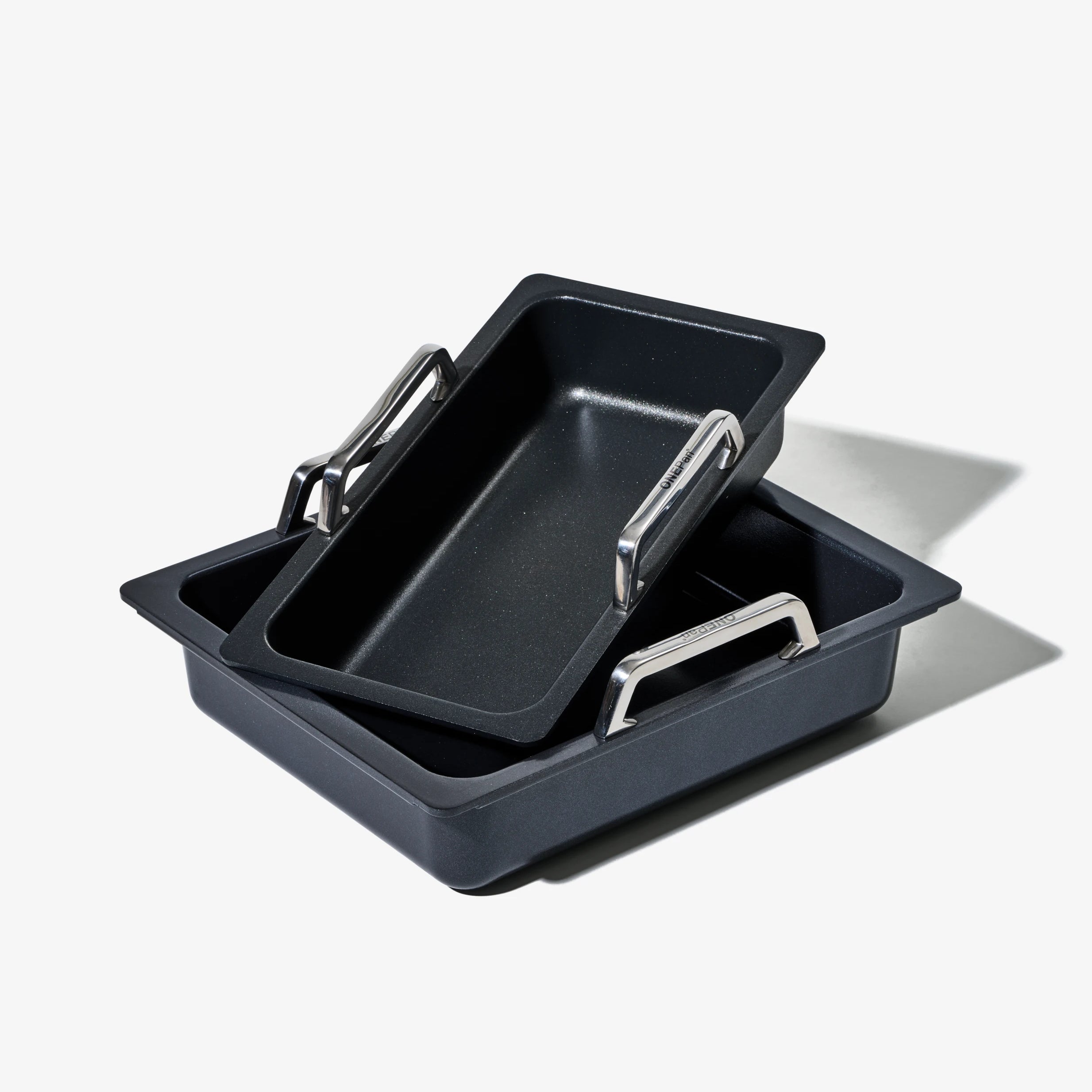 Ugnsform i svart med två metallhandtag och non-stick yta