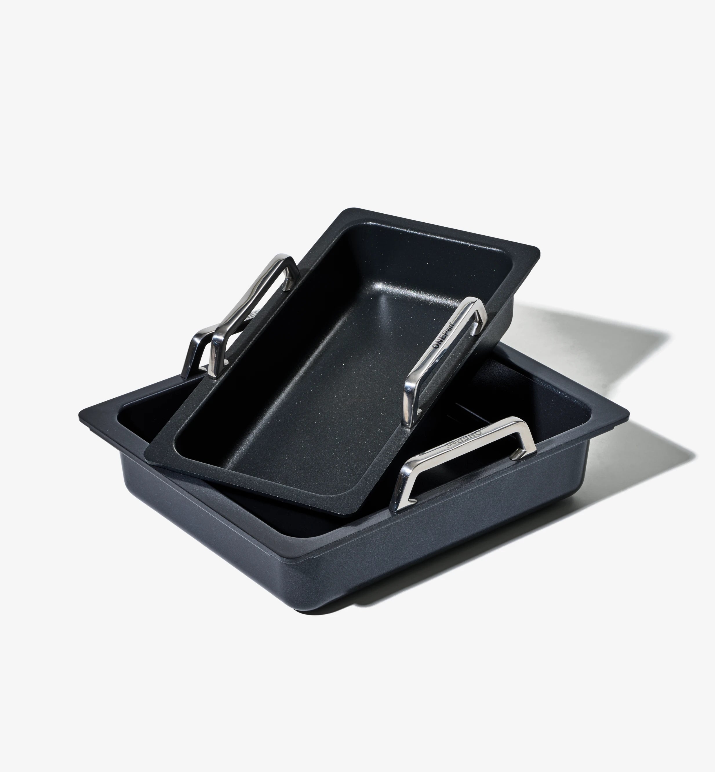 Ugnsform i svart med två metallhandtag och non-stick yta