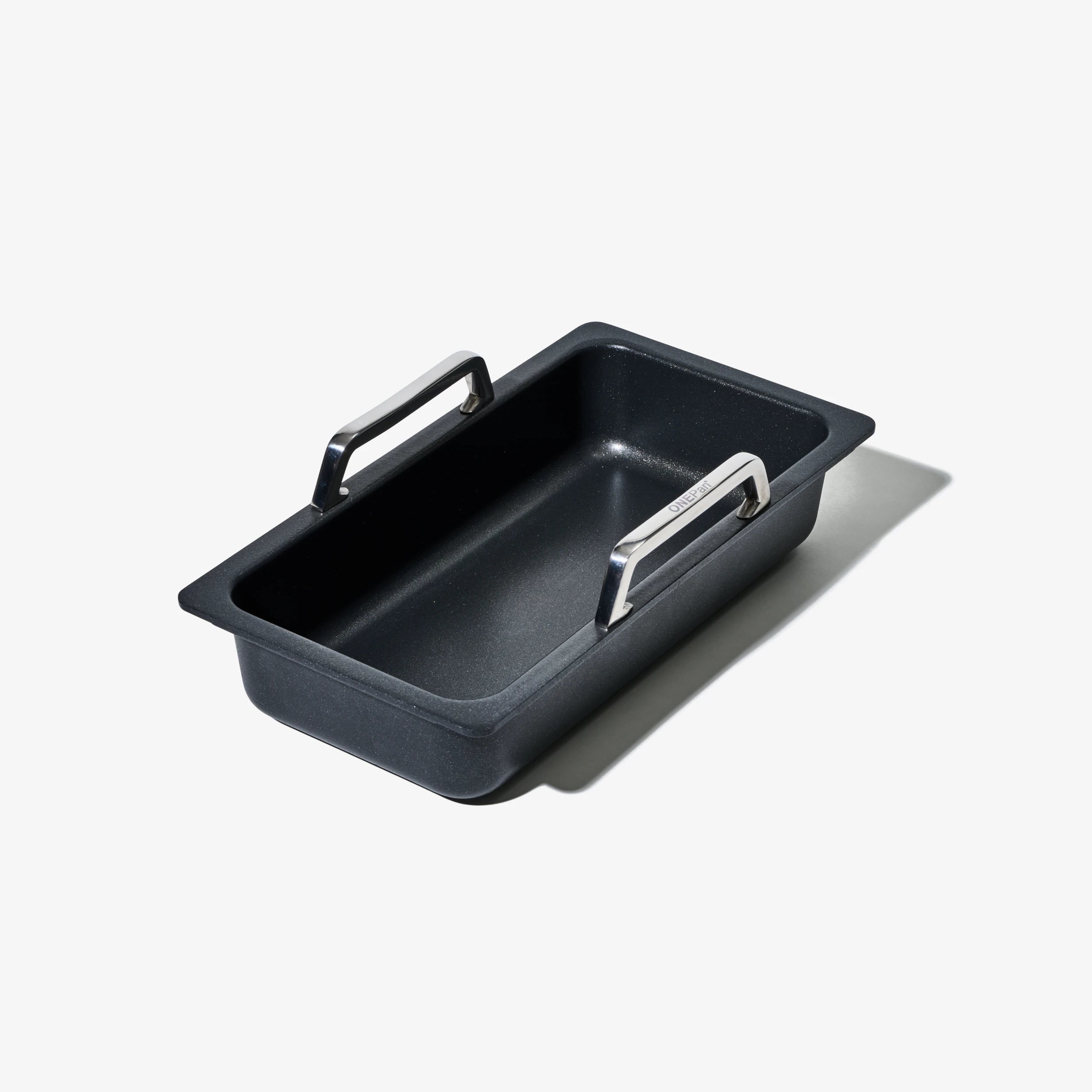 Ugnsform i svart med två metallhandtag, låg kant och non-stick yta