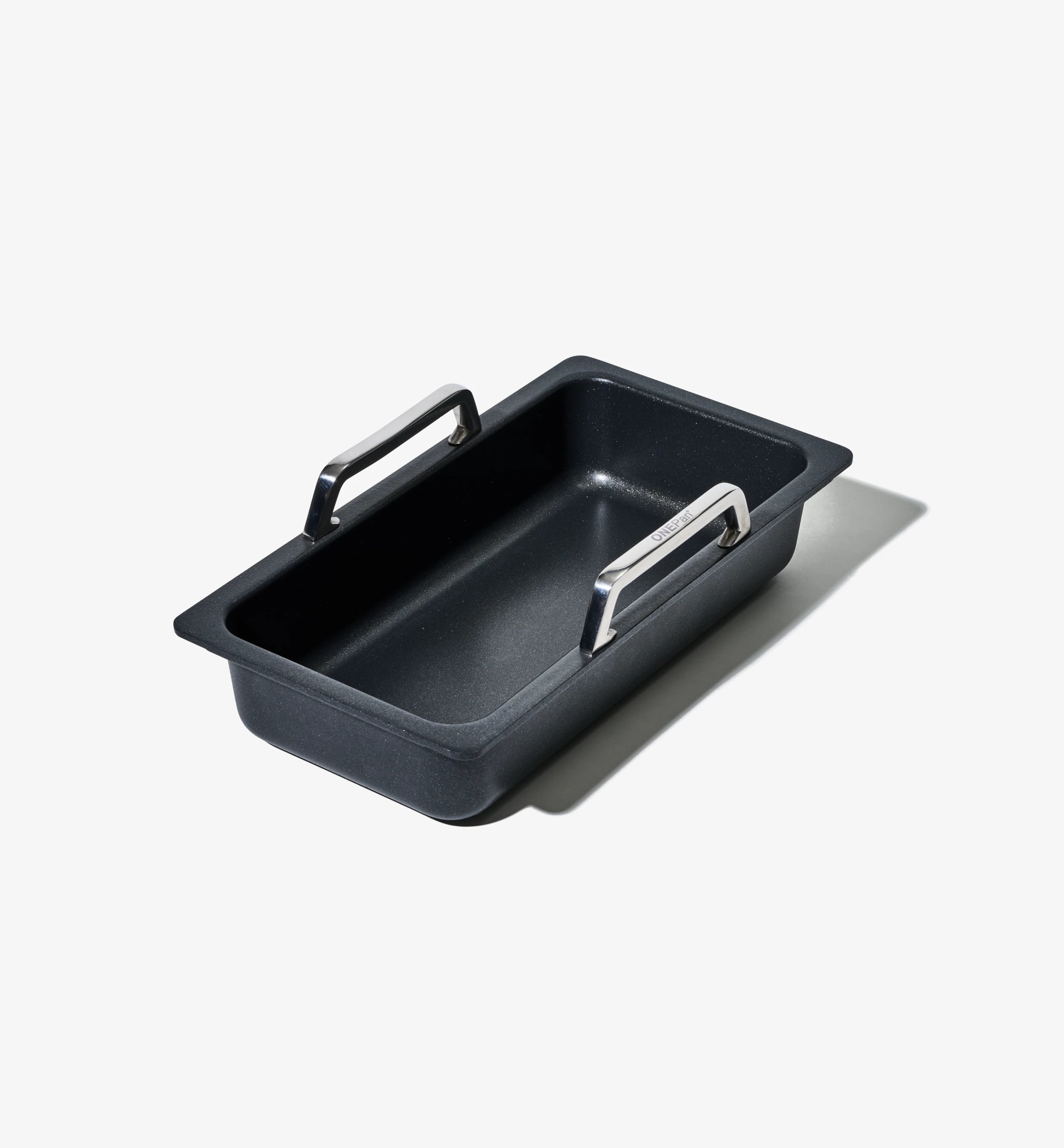 Ugnsform i svart med två metallhandtag, låg kant och non-stick yta
