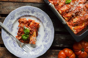 Ugnsform i svart med lasagnebit på tallrik och non-stick yta